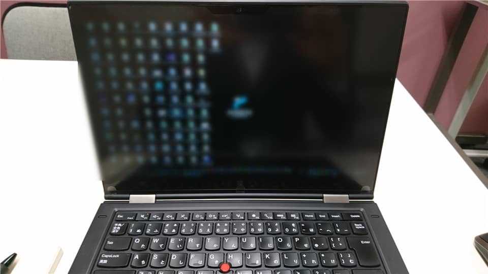 ThinkPad X1 YogaでPCが真っ暗！電源も落ちない！そんなときはクリップで解決しましょう
